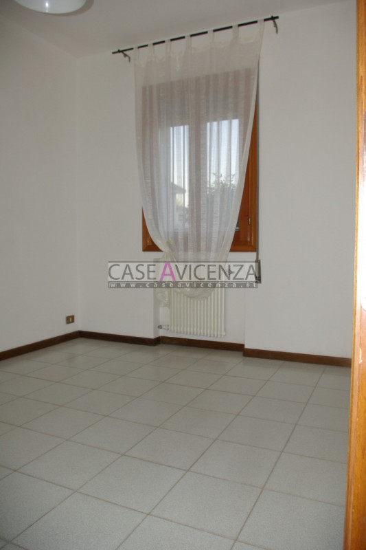 GRISIGNANO DI ZOCCO - C.E.E.- CENTRO - BICAMERE al piano TERRA/Rialzato composto da ingresso, sog...