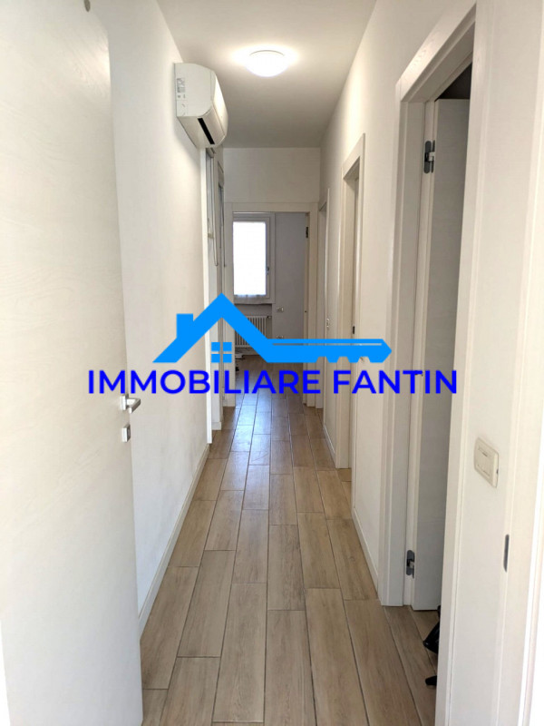 Treviso, San Zeno. Codice RA1. Comodo al centro a piedi, dal quale dista meno di 600mt e alla sta...