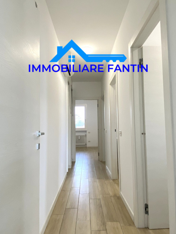 Treviso, San Zeno. Codice RA1. Comodo al centro a piedi, dal quale dista meno di 600mt e alla sta...