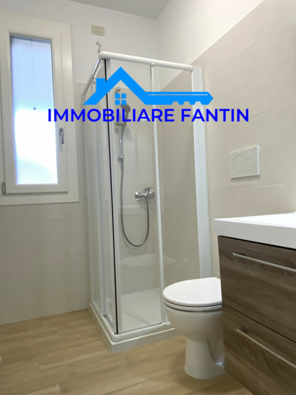 Treviso, San Zeno. Codice RA1. Comodo al centro a piedi, dal quale dista meno di 600mt e alla sta...