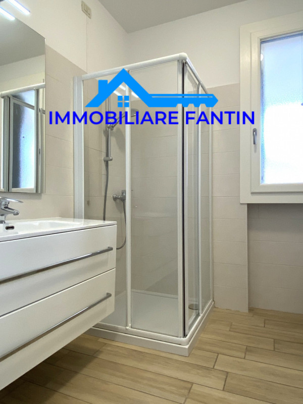 Treviso, San Zeno. Codice RA1. Comodo al centro a piedi, dal quale dista meno di 600mt e alla sta...