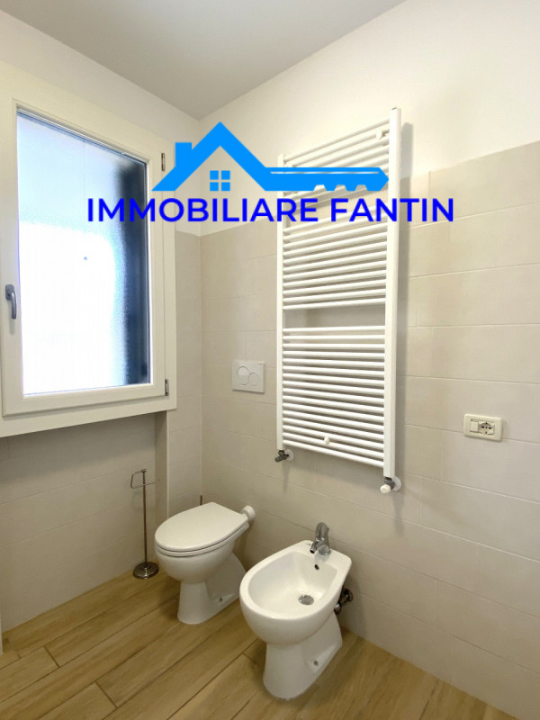 Treviso, San Zeno. Codice RA1. Comodo al centro a piedi, dal quale dista meno di 600mt e alla sta...