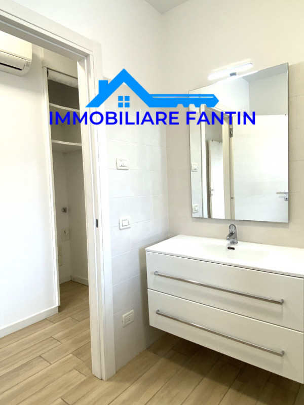 Treviso, San Zeno. Codice RA1. Comodo al centro a piedi, dal quale dista meno di 600mt e alla sta...