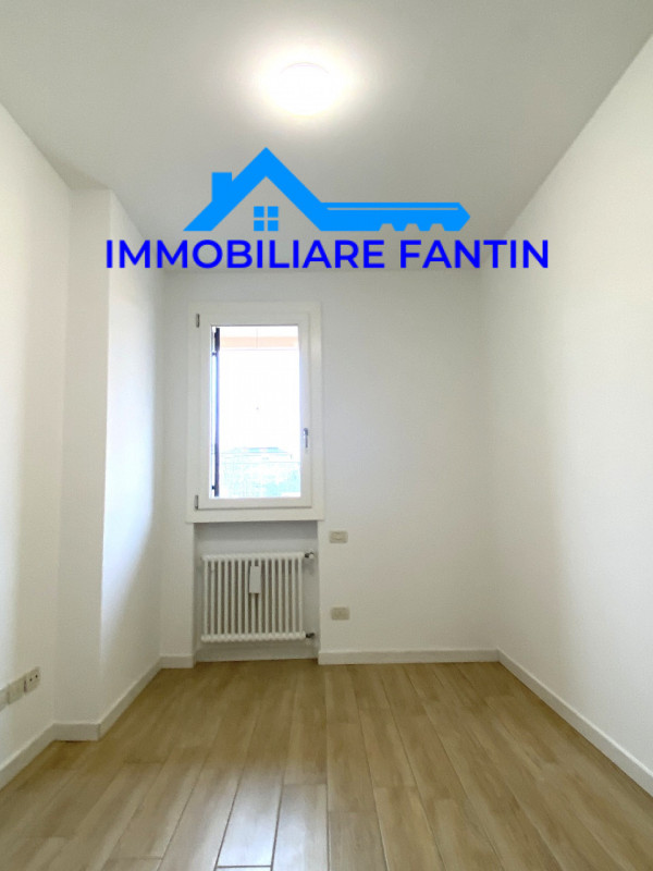 Treviso, San Zeno. Codice RA1. Comodo al centro a piedi, dal quale dista meno di 600mt e alla sta...