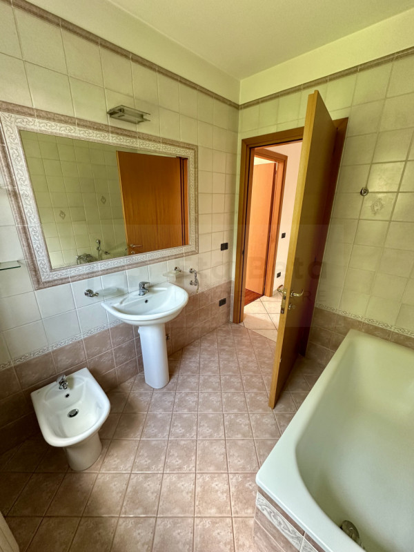 In posizione centrale a Noventa Padovana, proponiamo in vendita appartamento di circa 100 mq, pos...