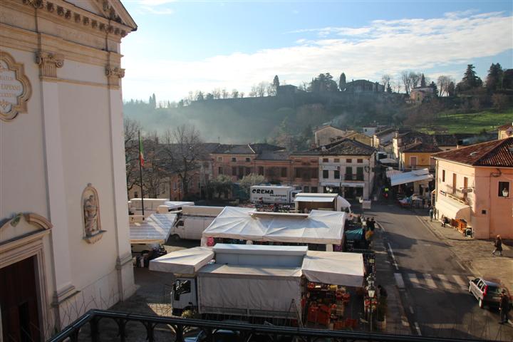 Affacciato sulla piazza di Barbarano trilocale al secondo piano in palazzina di quattro unità. Un...