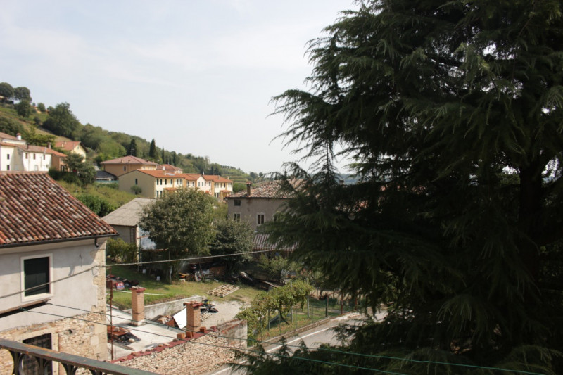 Affacciato sulla piazza di Barbarano trilocale al secondo piano in palazzina di quattro unità. Un...