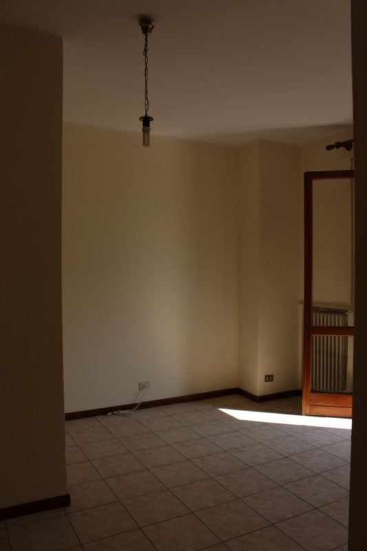 Affacciato sulla piazza di Barbarano trilocale al secondo piano in palazzina di quattro unità. Un...