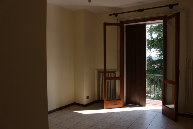 Affacciato sulla piazza di Barbarano trilocale al secondo piano in palazzina di quattro unità. Un...