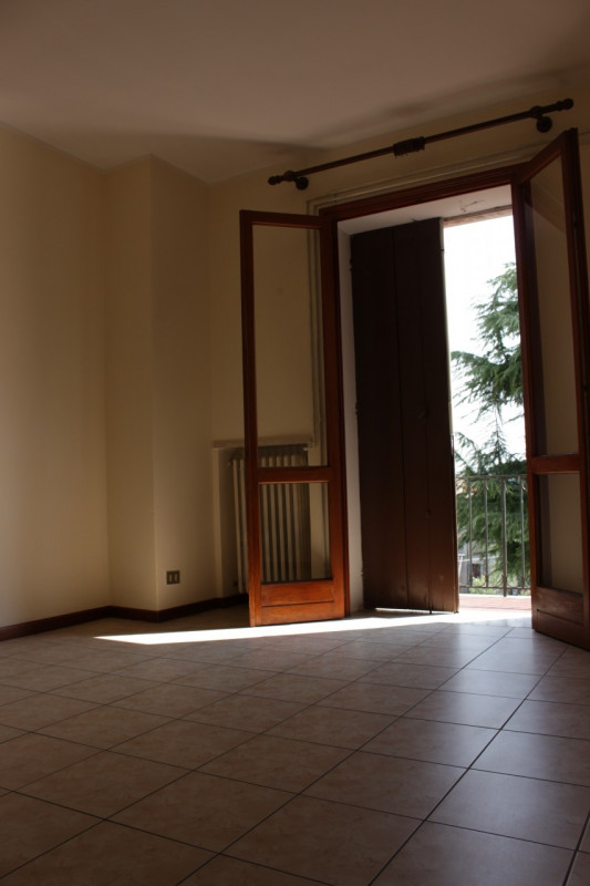 Affacciato sulla piazza di Barbarano trilocale al secondo piano in palazzina di quattro unità. Un...