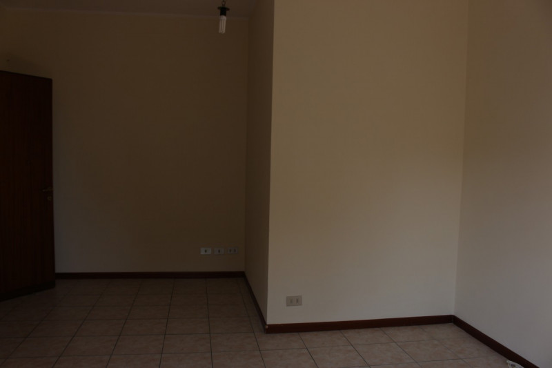 Affacciato sulla piazza di Barbarano trilocale al secondo piano in palazzina di quattro unità. Un...