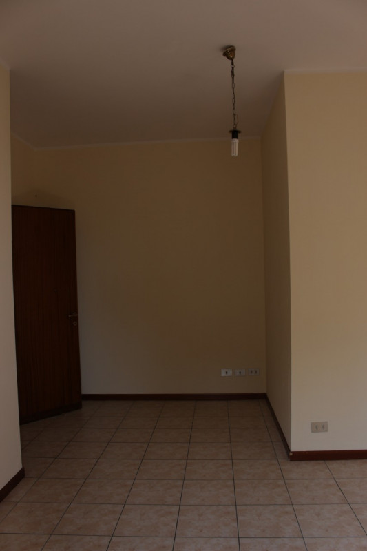 Affacciato sulla piazza di Barbarano trilocale al secondo piano in palazzina di quattro unità. Un...