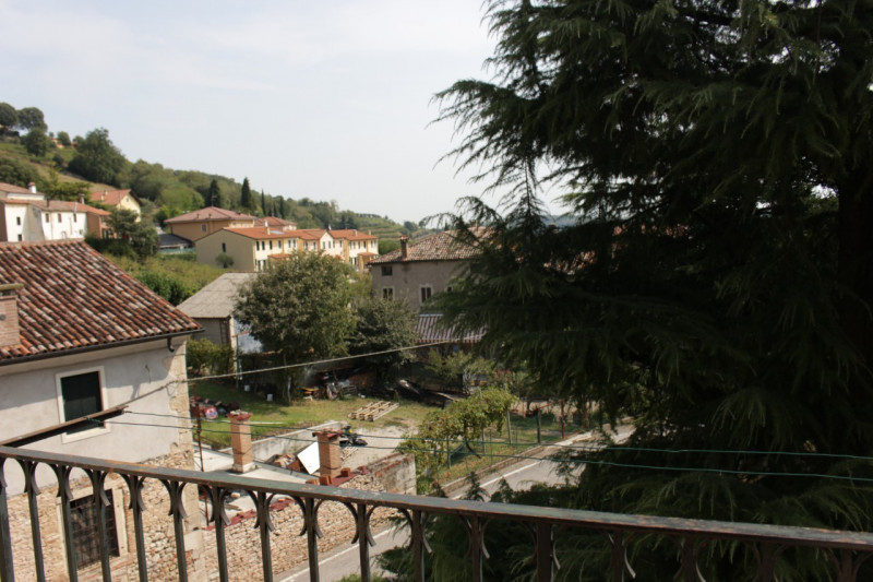 Affacciato sulla piazza di Barbarano trilocale al secondo piano in palazzina di quattro unità. Un...