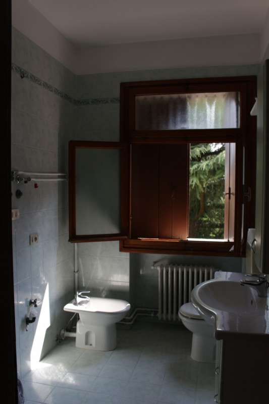 Affacciato sulla piazza di Barbarano trilocale al secondo piano in palazzina di quattro unità. Un...