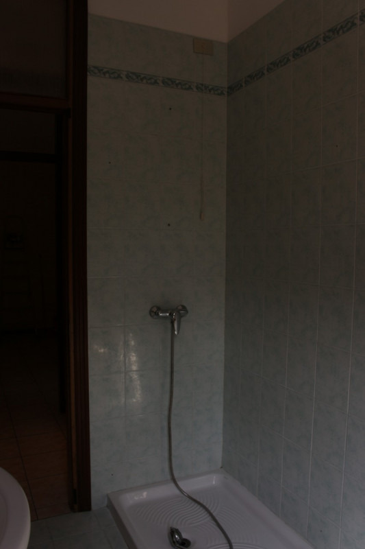 Affacciato sulla piazza di Barbarano trilocale al secondo piano in palazzina di quattro unità. Un...