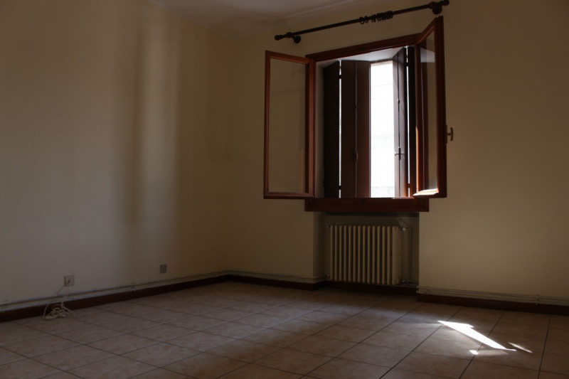 Affacciato sulla piazza di Barbarano trilocale al secondo piano in palazzina di quattro unità. Un...