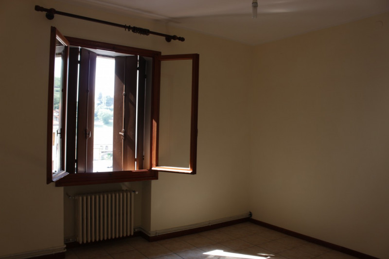 Affacciato sulla piazza di Barbarano trilocale al secondo piano in palazzina di quattro unità. Un...