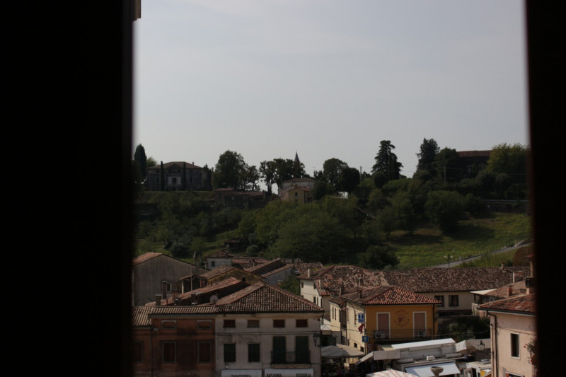 Affacciato sulla piazza di Barbarano trilocale al secondo piano in palazzina di quattro unità. Un...