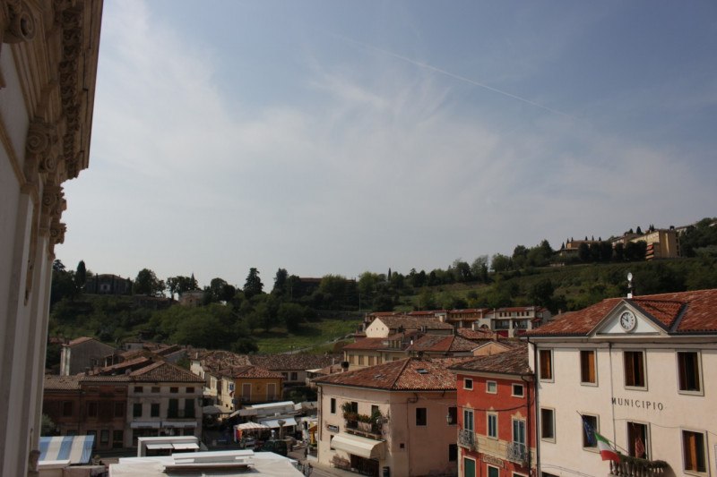 Affacciato sulla piazza di Barbarano trilocale al secondo piano in palazzina di quattro unità. Un...