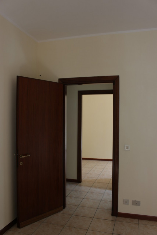 Affacciato sulla piazza di Barbarano trilocale al secondo piano in palazzina di quattro unità. Un...
