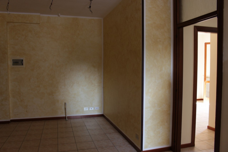 Affacciato sulla piazza di Barbarano trilocale al secondo piano in palazzina di quattro unità. Un...