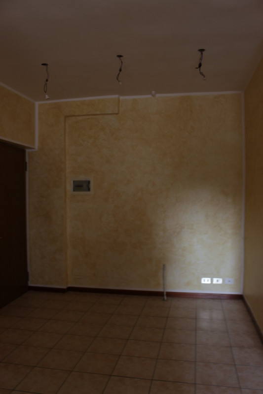 Affacciato sulla piazza di Barbarano trilocale al secondo piano in palazzina di quattro unità. Un...