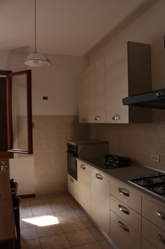 Affacciato sulla piazza di Barbarano trilocale al secondo piano in palazzina di quattro unità. Un...