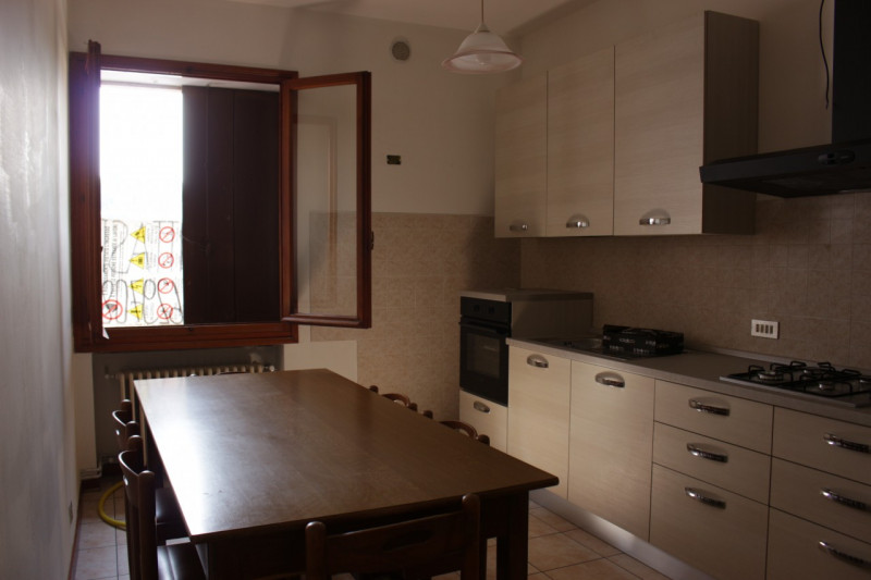 Affacciato sulla piazza di Barbarano trilocale al secondo piano in palazzina di quattro unità. Un...