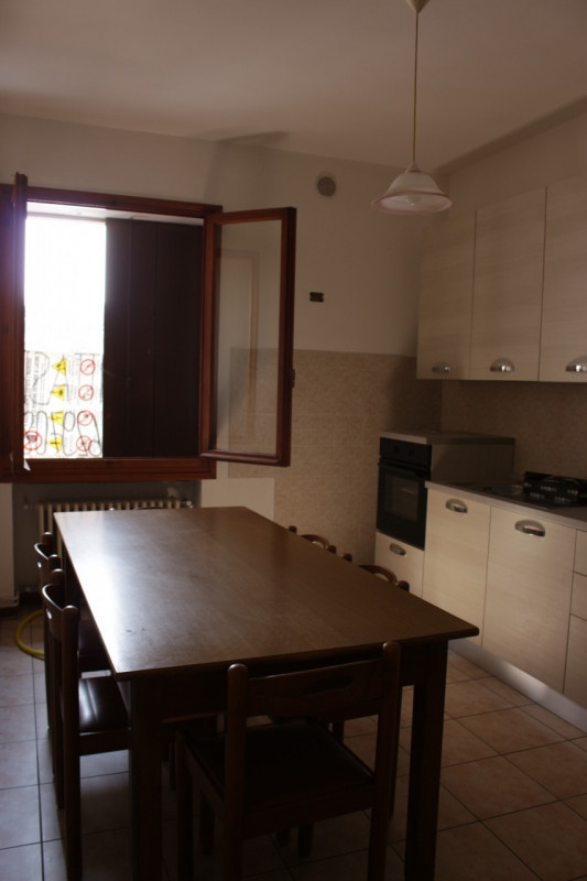Affacciato sulla piazza di Barbarano trilocale al secondo piano in palazzina di quattro unità. Un...