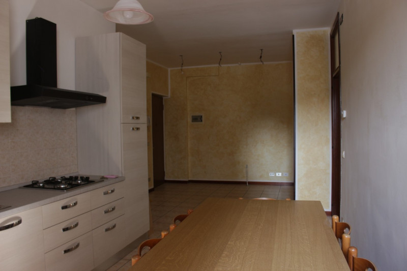 Affacciato sulla piazza di Barbarano trilocale al secondo piano in palazzina di quattro unità. Un...