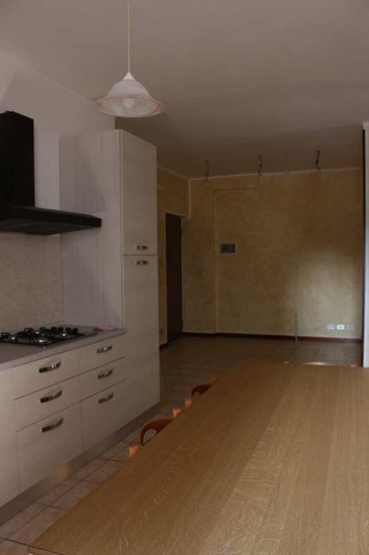 Affacciato sulla piazza di Barbarano trilocale al secondo piano in palazzina di quattro unità. Un...