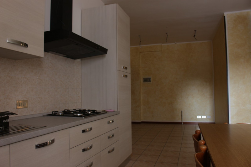 Affacciato sulla piazza di Barbarano trilocale al secondo piano in palazzina di quattro unità. Un...