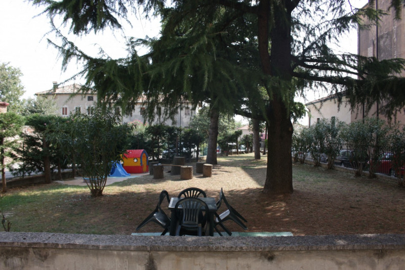 Affacciato sulla piazza di Barbarano trilocale al secondo piano in palazzina di quattro unità. Un...