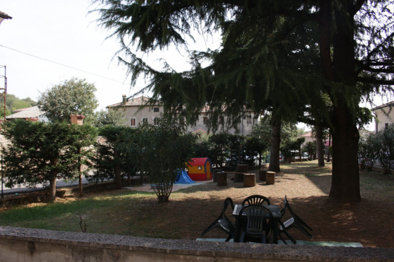 Affacciato sulla piazza di Barbarano trilocale al secondo piano in palazzina di quattro unità. Un...