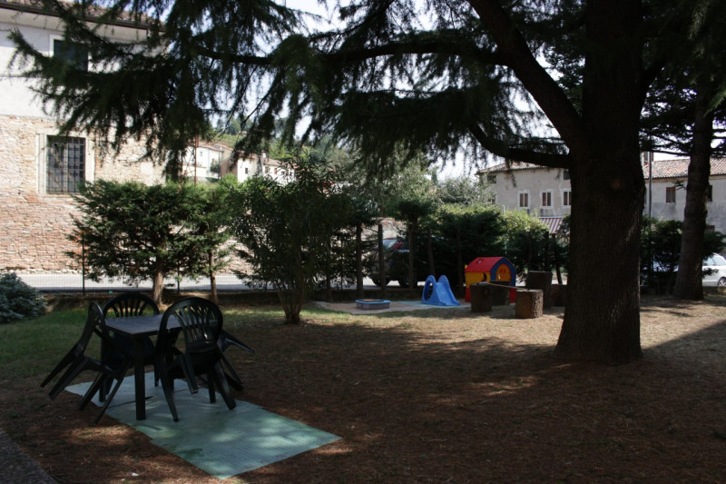 Affacciato sulla piazza di Barbarano trilocale al secondo piano in palazzina di quattro unità. Un...