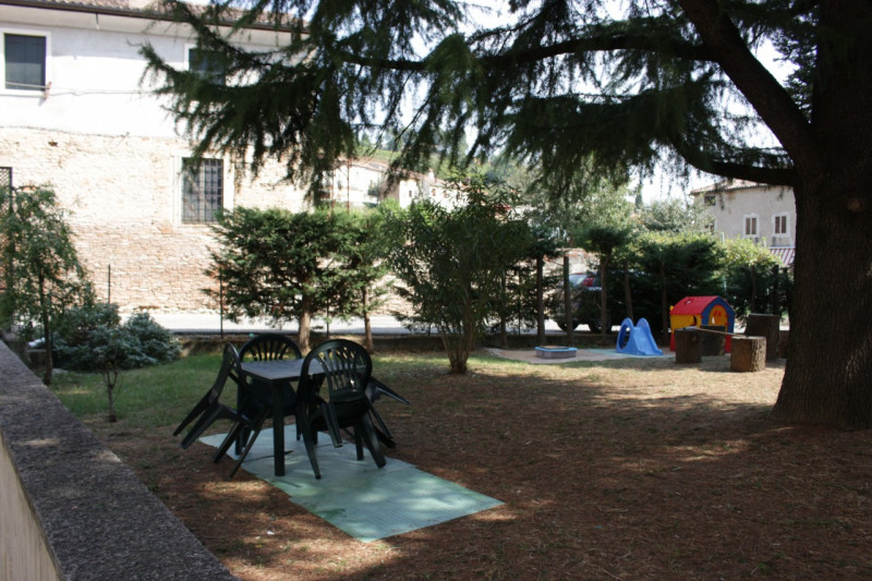 Affacciato sulla piazza di Barbarano trilocale al secondo piano in palazzina di quattro unità. Un...