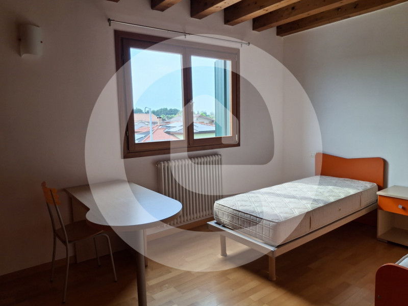 Proponiamo in affitto, disponibile da metà luglio 2026, un raffinato appartamento duplex di circa...