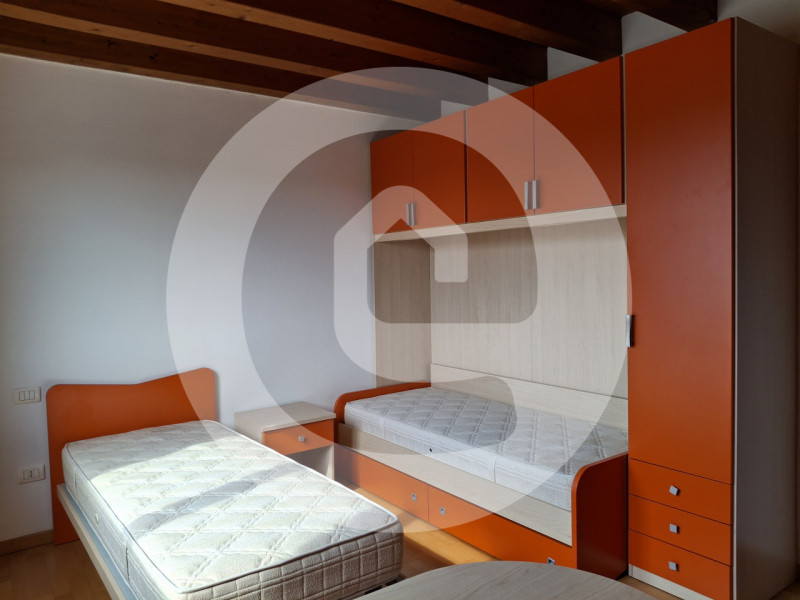 Proponiamo in affitto, disponibile da metà luglio 2026, un raffinato appartamento duplex di circa...