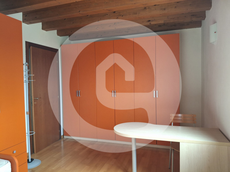 Proponiamo in affitto, disponibile da metà luglio 2026, un raffinato appartamento duplex di circa...