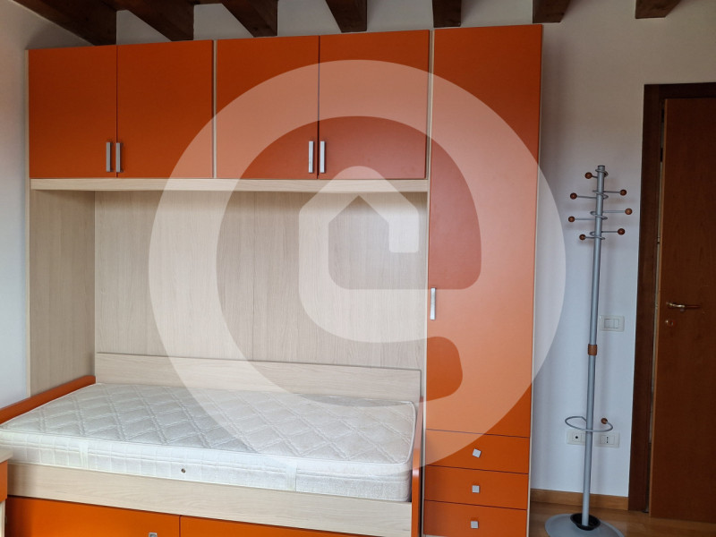 Proponiamo in affitto, disponibile da metà luglio 2026, un raffinato appartamento duplex di circa...