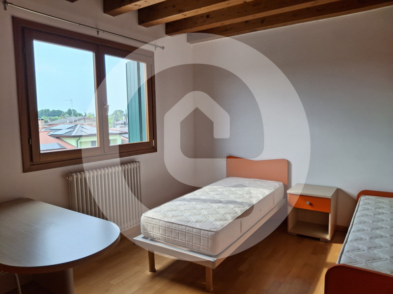 Proponiamo in affitto, disponibile da metà luglio 2026, un raffinato appartamento duplex di circa...