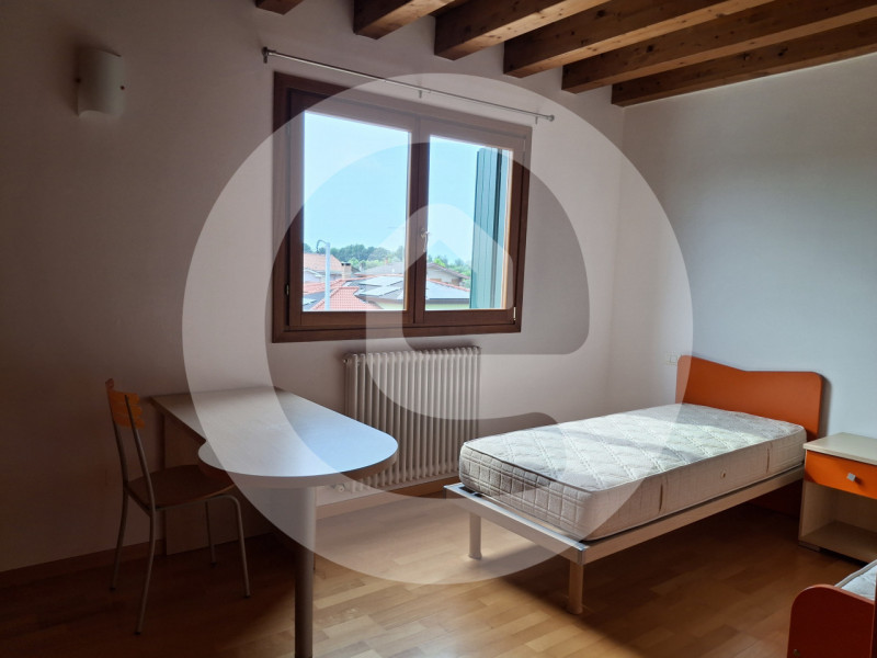 Proponiamo in affitto, disponibile da metà luglio 2026, un raffinato appartamento duplex di circa...
