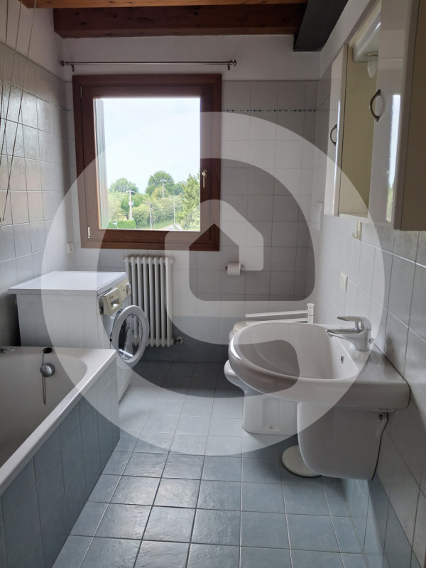 Proponiamo in affitto, disponibile da metà luglio 2026, un raffinato appartamento duplex di circa...