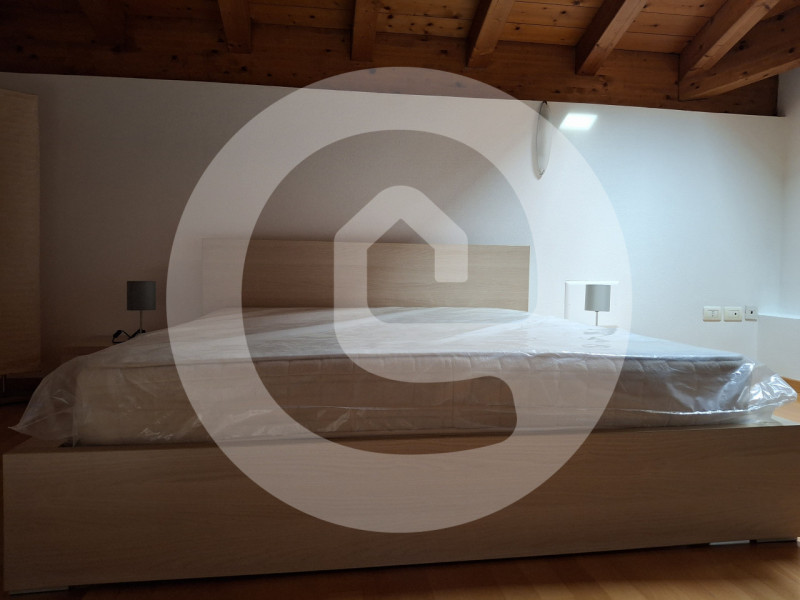 Proponiamo in affitto, disponibile da metà luglio 2026, un raffinato appartamento duplex di circa...