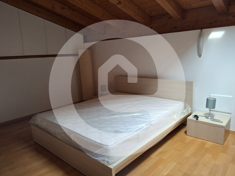Proponiamo in affitto, disponibile da metà luglio 2026, un raffinato appartamento duplex di circa...
