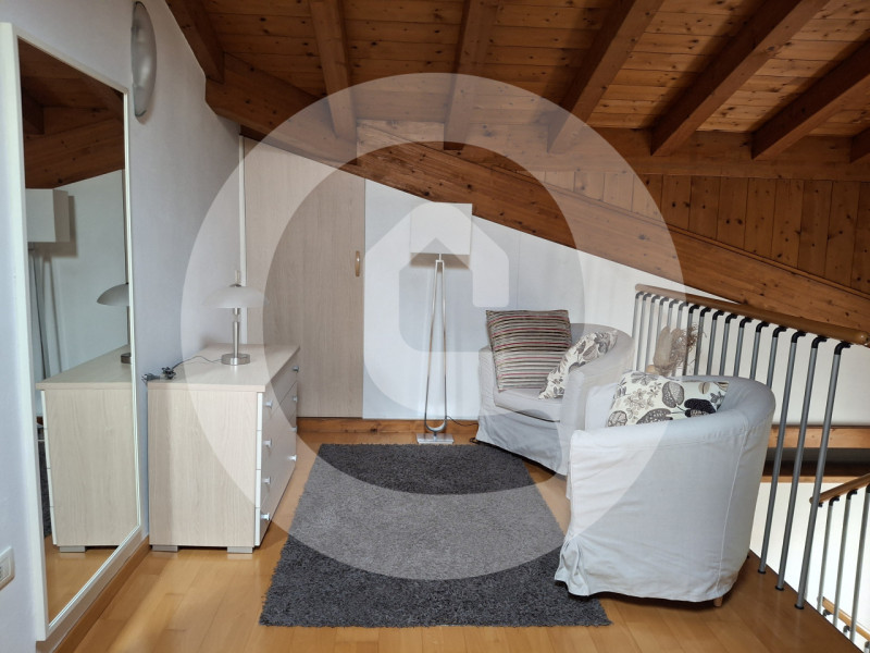 Proponiamo in affitto, disponibile da metà luglio 2026, un raffinato appartamento duplex di circa...