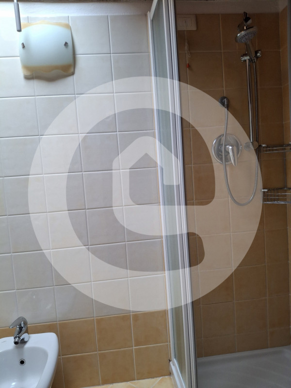 Proponiamo in affitto, disponibile da metà luglio 2026, un raffinato appartamento duplex di circa...