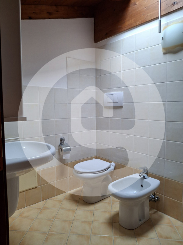 Proponiamo in affitto, disponibile da metà luglio 2026, un raffinato appartamento duplex di circa...