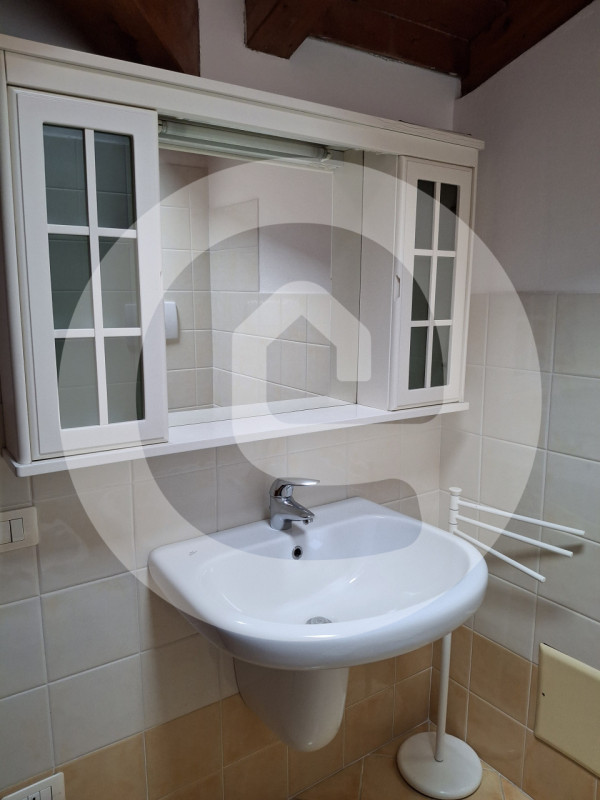 Proponiamo in affitto, disponibile da metà luglio 2026, un raffinato appartamento duplex di circa...