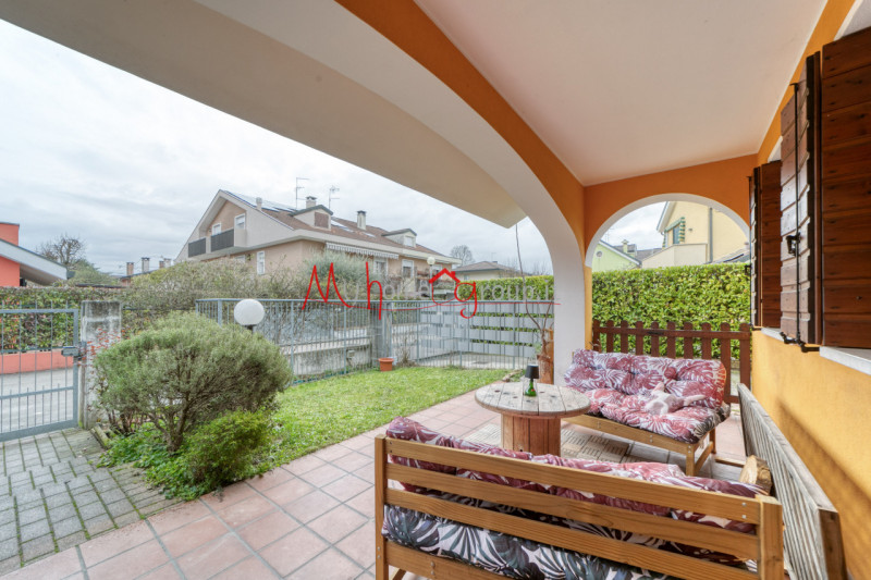 PADOVA ZONA VOLTABRUSEGANA - (Rif. V261P) - Proponiamo in vendita casa a schiera di testa, dispos...